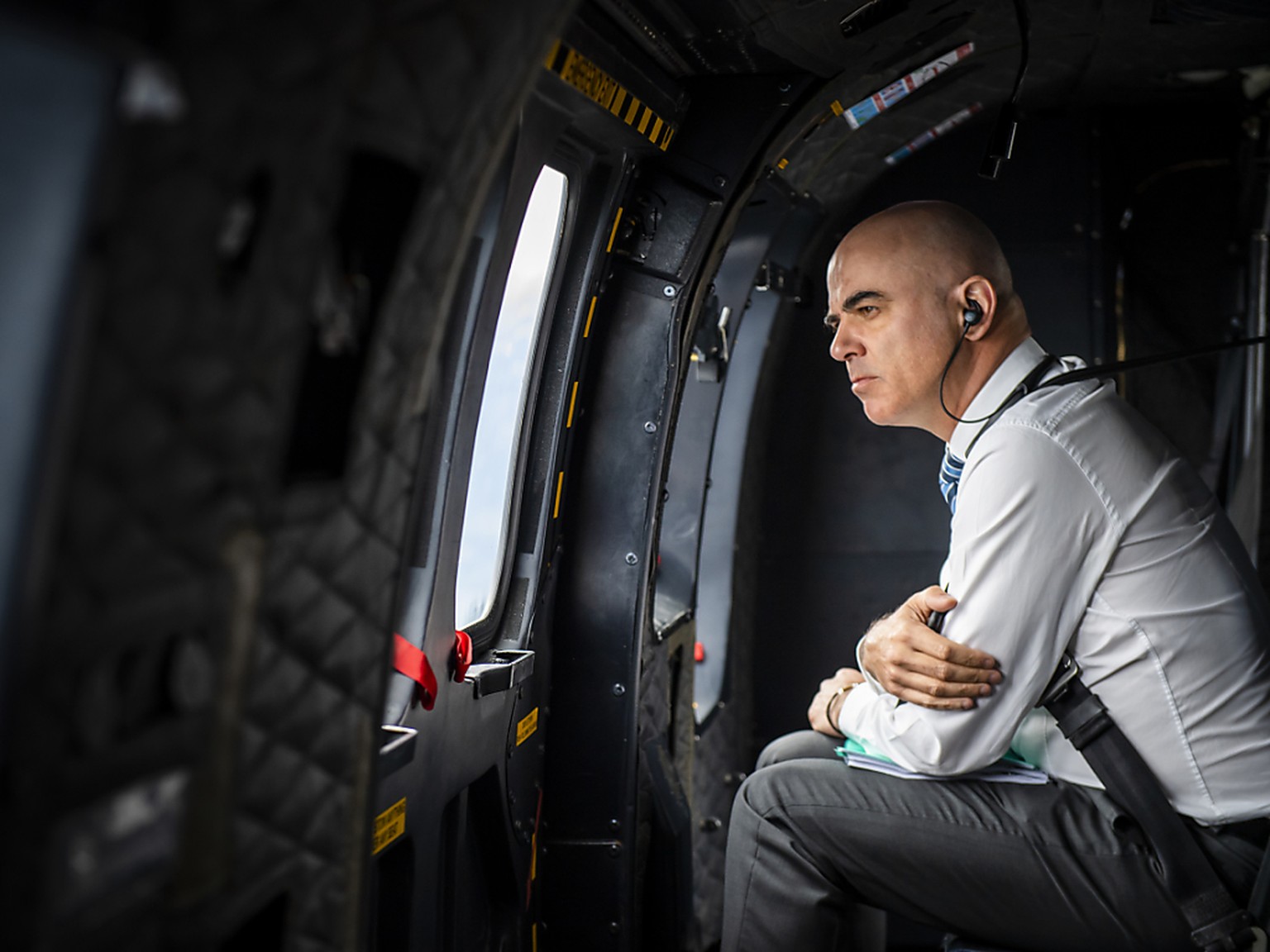 Bundesrat Alain Berset im Helikopter unterwegs in den Kanton Graubünden.