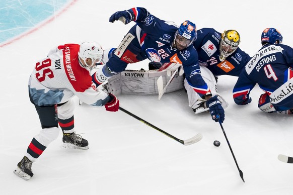 L&#039;attaquant lausannois Tyler Moy, gauche, lutte pour le puck avec le defenseur zuerichois Dave Sutter, 2eme gauche, gardien zuerichois Joni Ortio, centre, le defenseur zuerichois Patrick Geering, ...