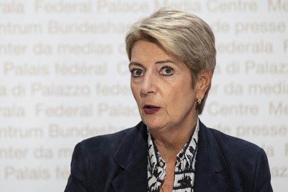 Bundesraetin Karin Keller-Sutter spricht an einer Medienkonferenz zur Bargeldinitiative, am Dienstag, 13. Januar 2026, in Bern.(KEYSTONE/Peter Schneider)