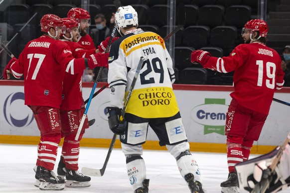 Lausanne&#039;s center Christoph Bertschy, 2nd left, celebrates his goal with teammates defender Robin Grossmann, left, defender Fabian Heldner, 2ne right, and center Josh Jorris, of Canada, right, af ...