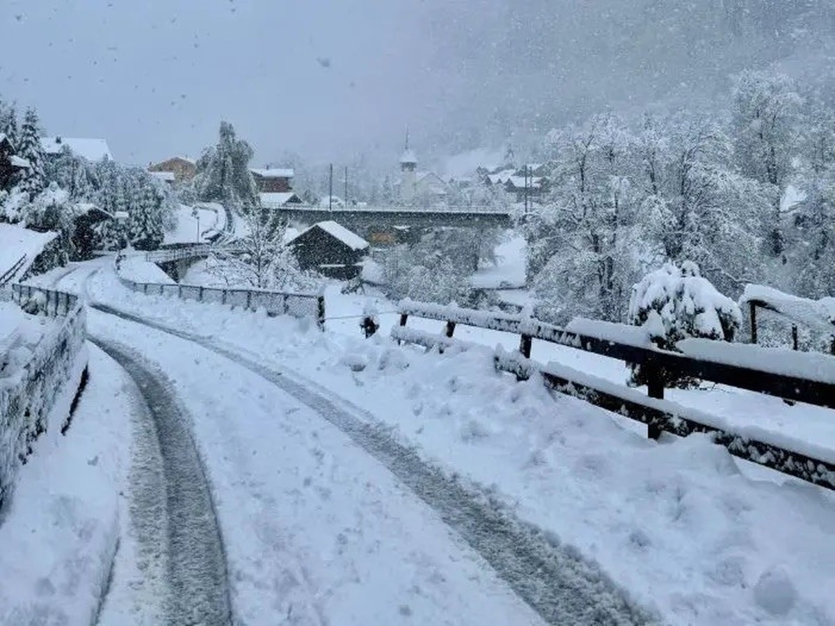 Chutes de neige à Lauterbrunnen (BE), le 17 avril 2025.