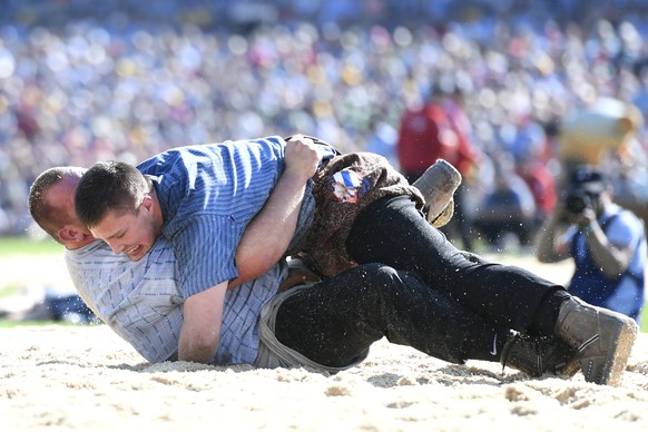 Sven Schurtenberger, links, schwingt gegen Fabian Staudenmann, rechts, im 4. Gang am Eidgenoessischen Schwing- und Aelplerfest (ESAF) in Zug, am Samstag, 24. August 2019. (KEYSTONE/Urs Flueeler)