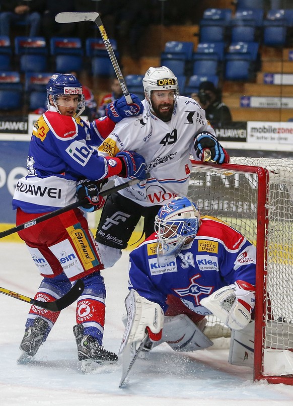 HC Fribourg-Gotteron Stuermer Daniel Steiner, Mitte, gegen EHC Kloten Verteidiger Kevin Hecquefeuille, links, und Torhueter Luca Boltshauser waehrend dem Eishockey-Meisterschaftsspiel der National Lea ...