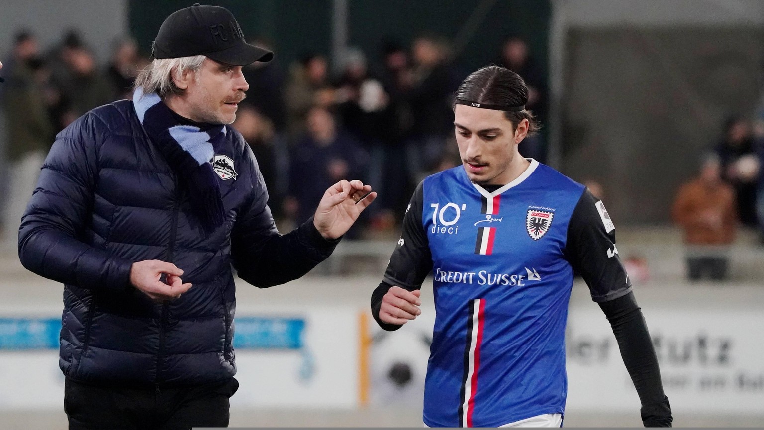 Foto Manuel Geisser 19.02 2022 . Fussball Challenge League.Saison 2021/2022 SC Kriens-FC Aarau Bild : Trainer Stephan Keller - Kevin Spadanuda (FC Aarau) Aktion *** Photo Manuel Geisser 19 02 2022 Foo ...