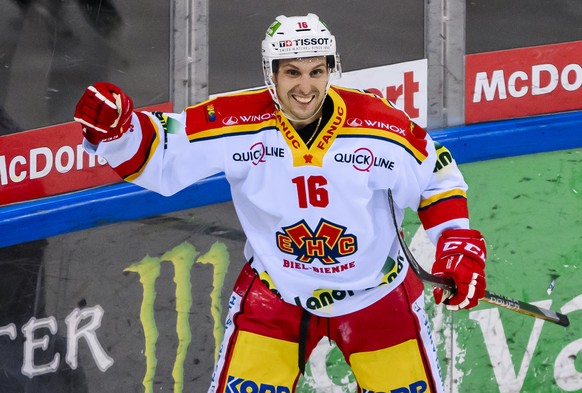 Joie de l&#039;attaquant biennois Fabio Hofer apres avoir marque le but de la victoire lors de l&#039;acte 1 du Play-in du championnat suisse de hockey sur glace de National League LNA, entre le Genev ...