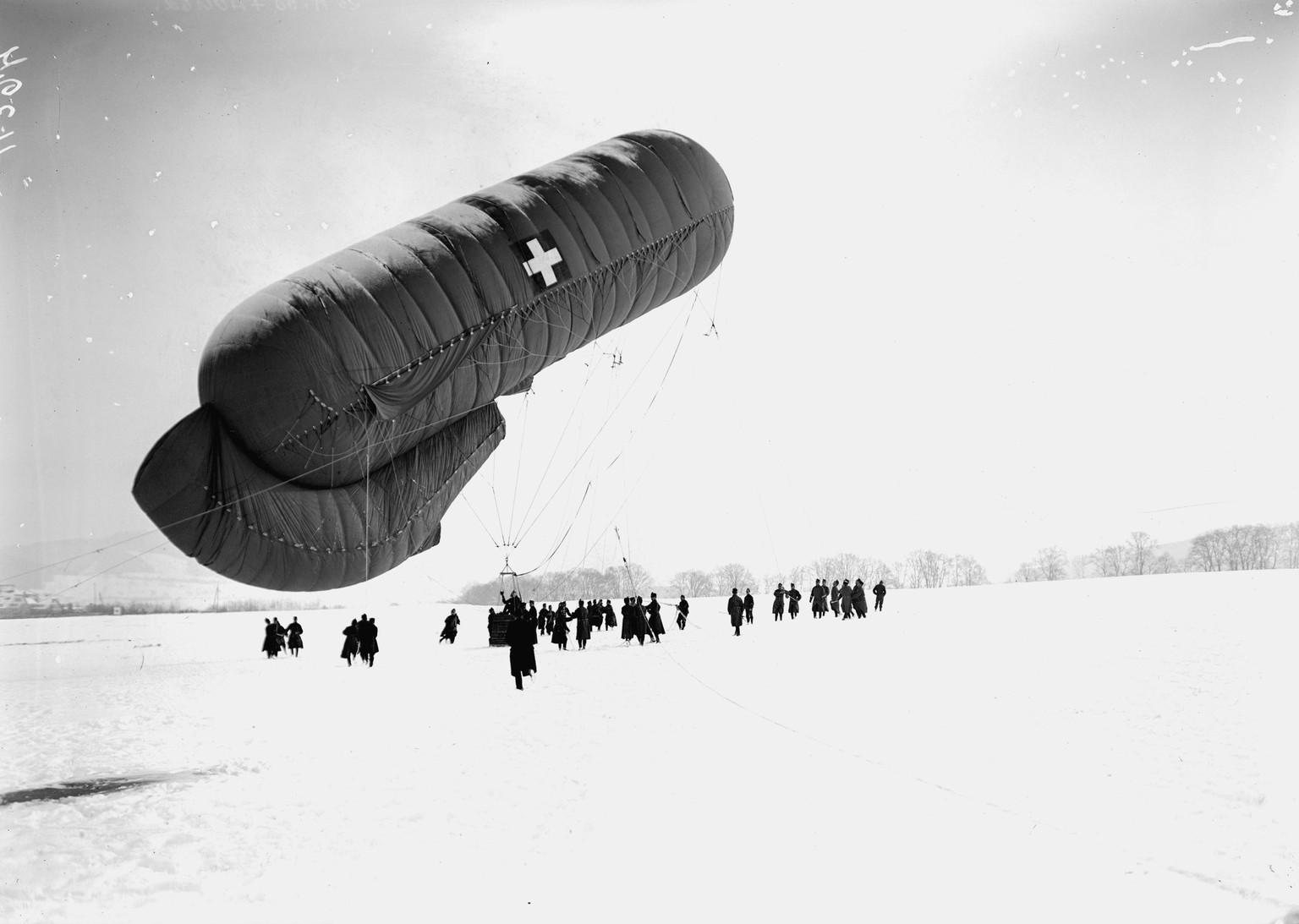 Mit Spenden aus der Bevölkerung kaufte das Militärdepartement 1916 insgesamt 17 Flugzeuge und 14 Reservemotoren. In Dübendorf wurde zudem ein Hangar gebaut.