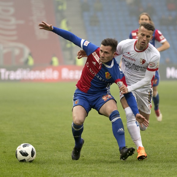Basels Taulant Xhaka, links, im Kampf um den Ball gegen Sions Ermir Lenjani, rechts, im Fussball Meisterschaftsspiel der Super League zwischen dem FC Basel 1893 und dem FC Sion im Stadion St. Jakob-Pa ...