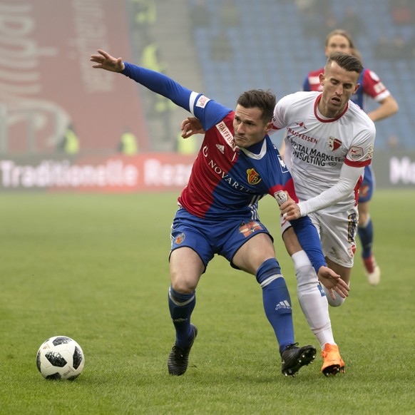 Basels Taulant Xhaka, links, im Kampf um den Ball gegen Sions Ermir Lenjani, rechts, im Fussball Meisterschaftsspiel der Super League zwischen dem FC Basel 1893 und dem FC Sion im Stadion St. Jakob-Pa ...