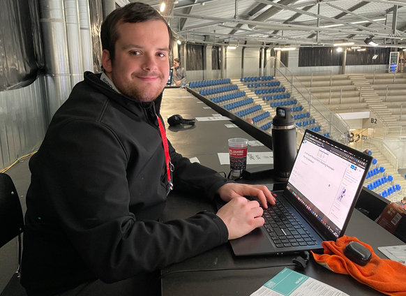 Eishockey-Journalist Steven Ellis bei der Arbeit an der IIHF U18-Weltmeisterschaft in Basel.
