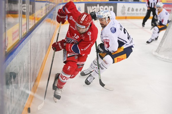 Rapperswils Andrew Rowe, links, gegen Zugs Yannick-Lennart Albrecht, im Eishockeyspiel der National League zwischen den Rapperswil-Jona Lakers und dem EV Zug, am Freitag, 2. Oktober 2020, in der St. G ...