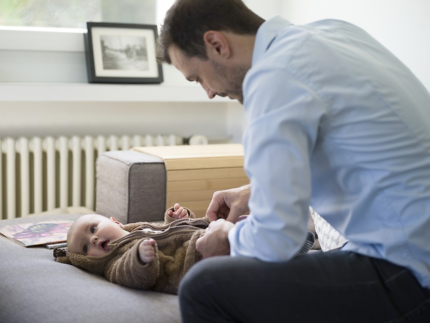 Väter sollen nach der Geburt eines Kindes zwei Wochen bezahlten Vaterschaftsurlaub nehmen können. Die Nationalratskommission unterstützt eine entsprechende Gesetzesänderung. (Archivbild)