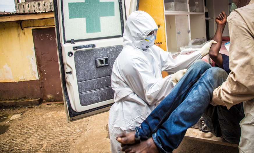An Ebola erkrankt: Ein&nbsp;Patient in Freetown (Sierra Leone) wird ins Spital gebracht.&nbsp;