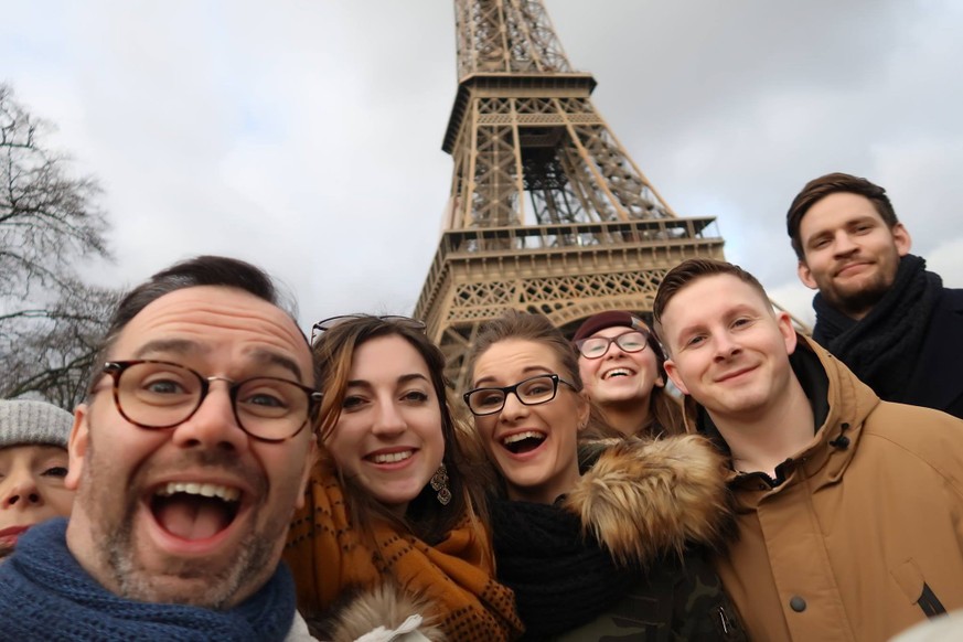 Stenson und die Belegschaft von The White Noose Café in Paris