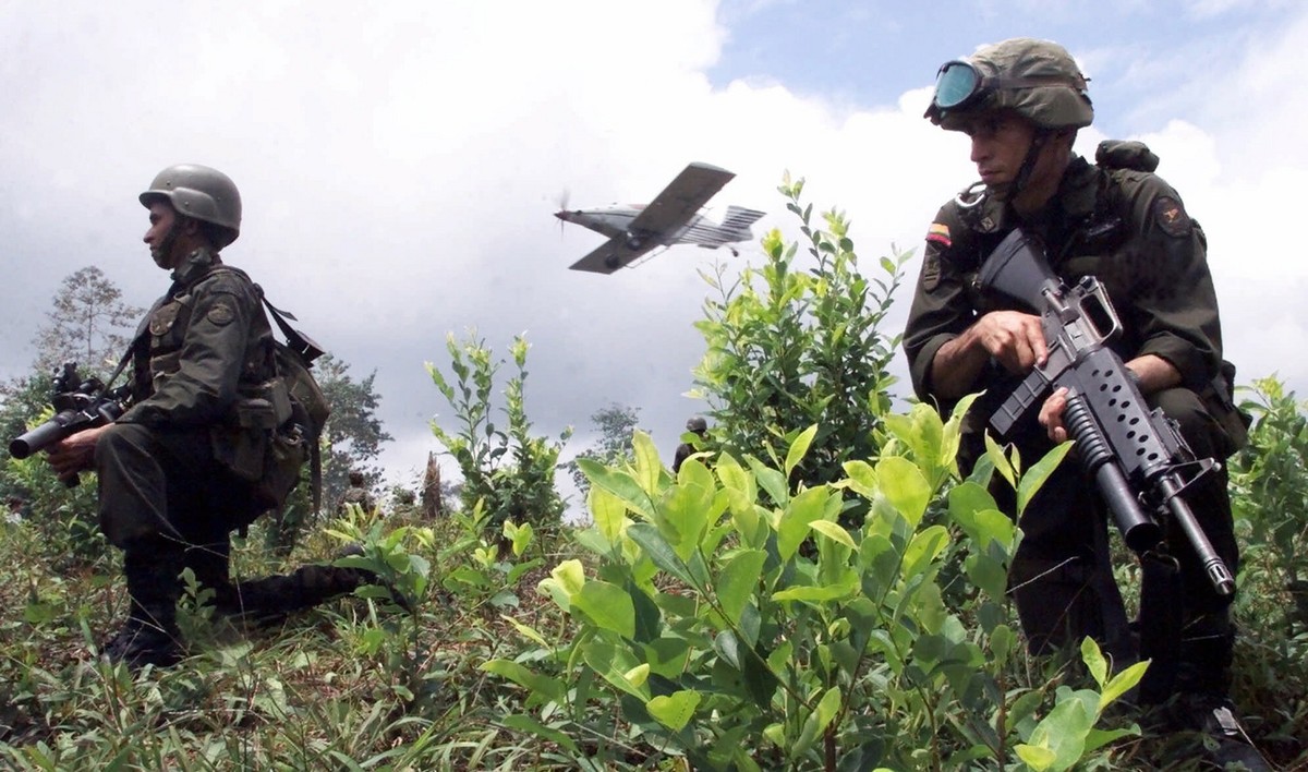 Der Krieg gegen die Drogen hat sich als gigantische Fehlstrategie erwiesen, jetzt sollen Alternativen her – Narcs, Anti-Drogen-Polizisten, auf einer Coca-Plantage in Tumaco, Kolumbien.&nbsp;