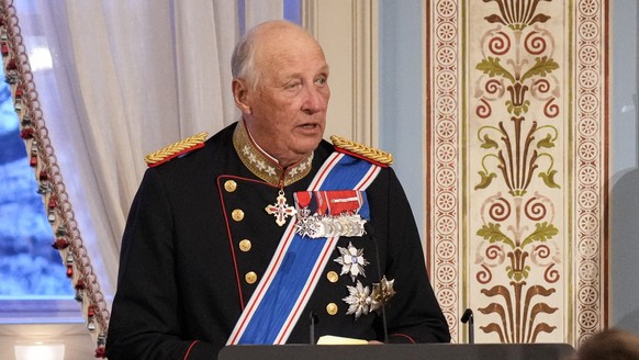 epa12018695 Norway's King Harald V gives a speech before a gala dinner at the Royal Palace during a state visit of the Icelandic presidential couple, in Oslo, Norway, 08 April 2025. Icelandic Pre ...