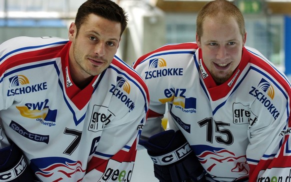 ZSC-Captain Mark Streit, links, laesst sich mit einem seiner besten Freunde bei den ZSC Lions, Mathias Seger, rechts, fuer ein Erinnerungsfoto fotografieren, da er mit einem Einjahresvertrag in die NH ...