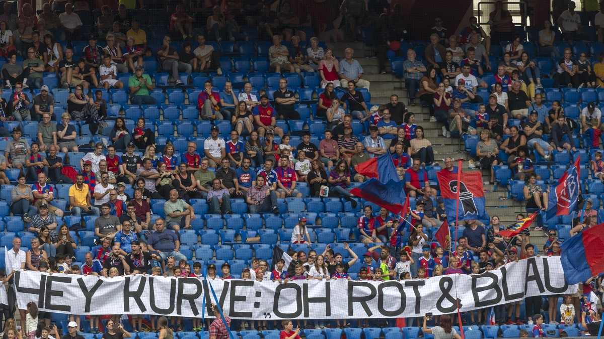 Junge Fans geben der Muttenzer Kurve einen Impuls im Fussball Meisterschaftsspiel der Super League zwischen dem FC Basel 1893 und dem FC Lugano im Stadion St. Jakob-Park in Basel, am Sonntag, 1. Septe ...
