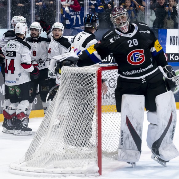 Damien Riat (LHC), au centre, jubile apres son but 2-1 avec ses coequipiers Jason Fuchs, Jiri Sekac, et Lawrence Pilut, a cote du gardien Reto Berra (HCFG), a droite, lors de l&#039;acte 5 des demi-fi ...