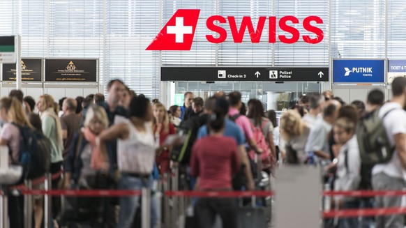 ARCHIVBILD ZU DEN QUARTALSZAHLEN VON SWISS, AM DIENSTAG, 30. APRIL 2019 ---- Passengers queue in the check-in hall 1 at Zurich Airport, pictured in Kloten, Switzerland, on July 31, 2014. (KEYSTONE/Chr ...