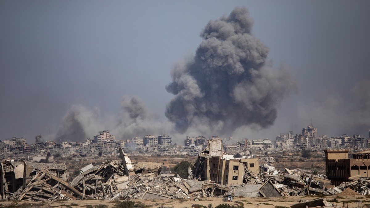 epaselect epa12424098 Smoke billows after Israeli airstrikes on Gaza City as seen from the northwest of Nuseirat refugee camp, Gaza Strip, 02 October 2025, as Palestinians are displaced southward from ...