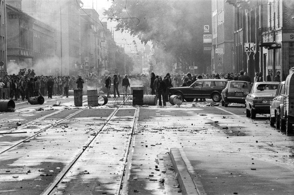 Ausschreitungen bei der Demonstration vor dem Autonomen Jugendzentrum, AJZ, in Zuerich am 12. Juli 1980. (KEYSTONE/Str)