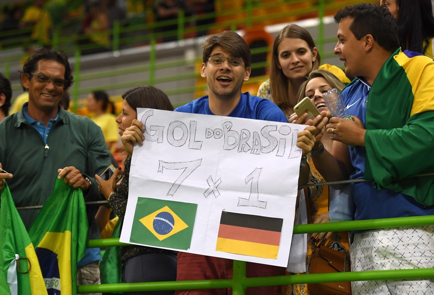 Brasilianische Fans künden schon vor der Partie an, dass es hier doch auch ein bisschen um Fussball geht.