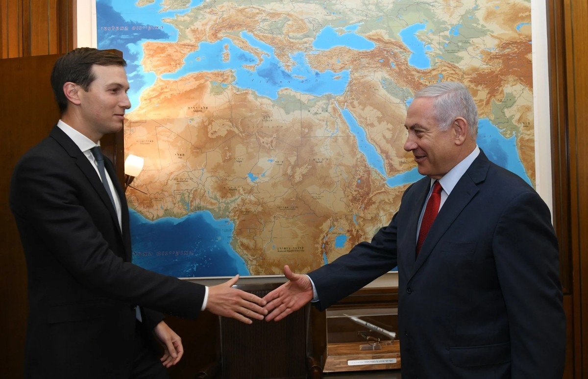 Jared Kushner aux côtés du premier ministre israélien, Benjamin Netanyahou en 2019.