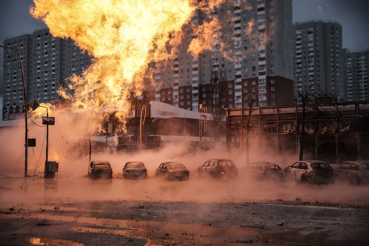 epa11053190 A view of a fire burning near a car dealership after a missile strike in Kyiv (Kiev), Ukraine, 02 January 2024, amid the Russian invasion. In the early hours of 02 January, Russia launched ...