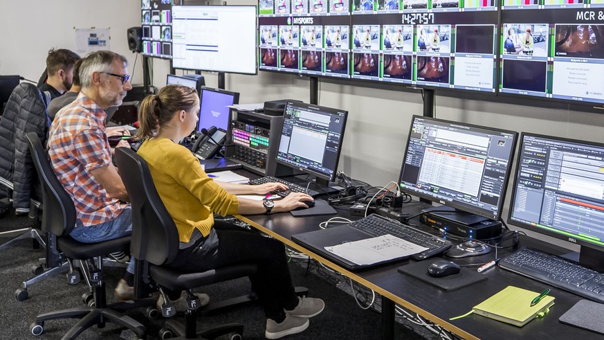 Leute arbeiten in den Studios in der Romandie von UPC MySports in Rossens am Mittwoch, 6. September 2017. (KEYSTONE/Christian Merz)