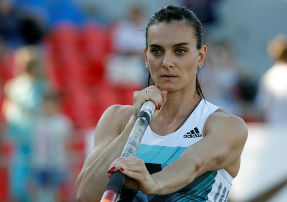 Athletics - Russian Track and Field Championships - Women&#039;s pole vault - Cheboksary, Russia, 21/6/16. Yelena Isinbayeva warms up before an attempt. REUTERS/Sergei Karpukhin