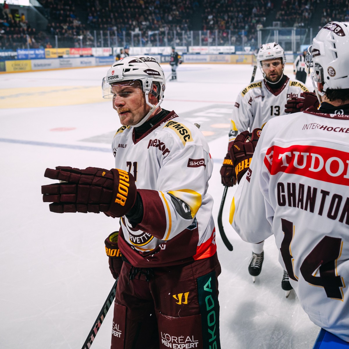 Tanner Richard (GSHC), gauche, celebre son but (0-1) avec Giancarlo Chanton (GSHC), lors du match du championnat suisse de hockey sur glace de National League entre le HC Fribourg Gotteron et les Gene ...