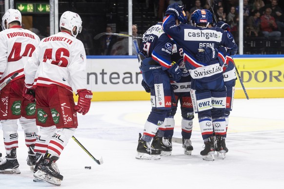 Die Zuercher jubeln im Eishockeyspiel der National League zwischen den ZSC Lions und dem Lausanne HC am Freitag, 20. September 2019, im Zuercher Hallenstadion. (KEYSTONE/Ennio Leanza)