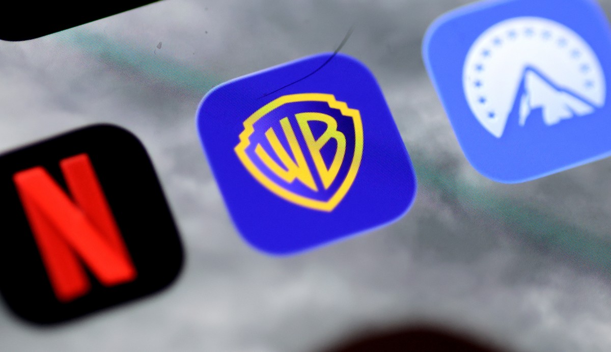 epa12579810 The app logos of Netflix, Warner Brothers and Paramount are seen on a smartphone display in Berlin, Germany, 09 December 2025. Following Netflix's 82 billion dollars offer, the next m ...