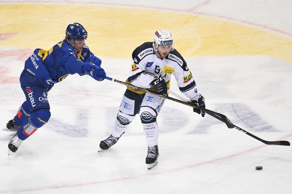 Davos&#039; Davyd Barandun, links, gegen Ambris Marco Mueller, beim Eishockey-Qualifikationsspiel der National League A zwischen dem HC Davos und dem HC Ambri-Piotta, am Freitag, 23. November 2018, in ...