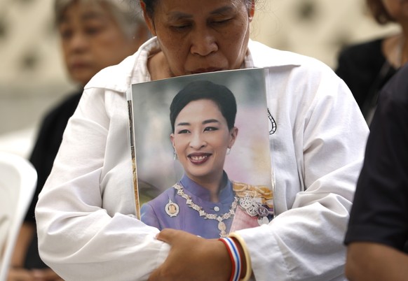 epaselect epa13031766 A Thai mourner holds a photograph of Thai Princess Bajrakitiyabha after the announcement of her death at King Chulalongkorn Memorial Hospital in Bangkok, Thailand, 12 June 2026.  ...