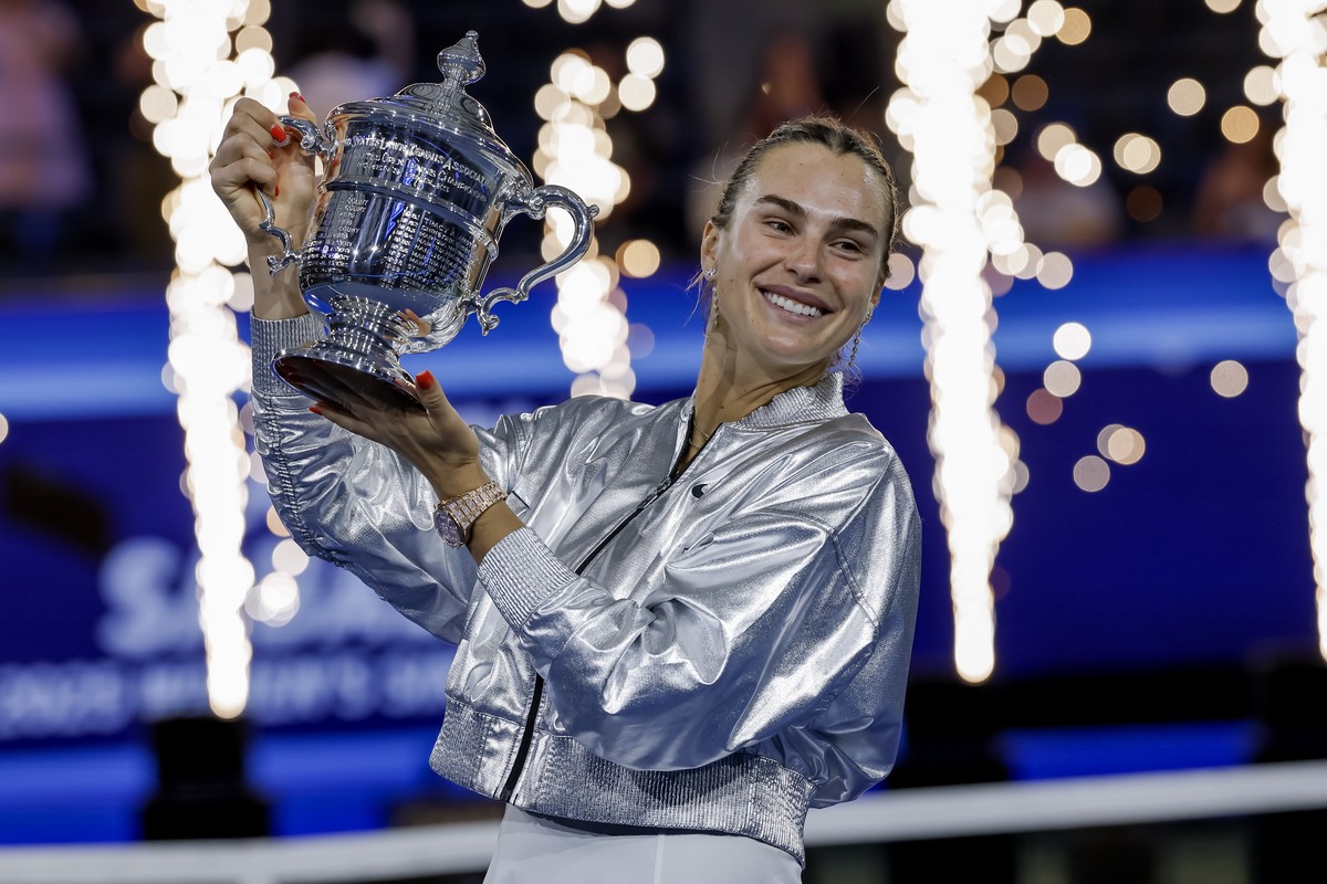 epa12358736 Aryna Sabalenka of Belarus poses with the champions trophy after defeating Amanda Anisimova of the USA during the women's singles final of the US Open Tennis Championships at the USTA ...