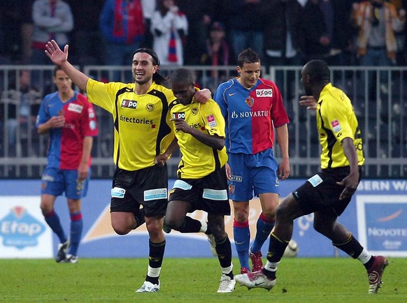 Die YB-Spieler Hakan Yakin, Gilles Yapi und Steve Gohouri, von links, feiern Yapis Tor beim Fussball Meisterschaftsspiel der Super League zwischen den Young Boys und Basel am Mittwoch, 10. Mai 2006, i ...