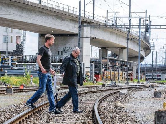 Der Stein des Anstosses: Der Spaziergang über die Geleise ins Terrain der verhassten Grasshoppers.