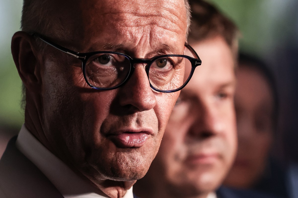 epa13203137 German Chancellor Friedrich Merz (L) and Saxony-Anhalt Governor Sven Schulze attend a press conference after a campaign event ahead of the state election in Saxony-Anhalt, in Quedlinburg,  ...