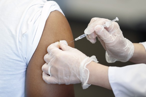 epa09472307 Healthcare worker Uyen Vo inoculates a student with a dose of the Pfizer BioNTech COVID-19 vaccine at a vaccination clinic at California State University, Dominguez Hills in Carson, Califo ...