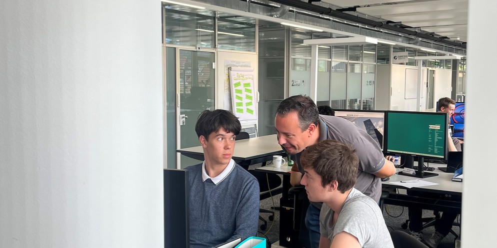 Yaroslav Zhyvotoskyi beginnt seine Lehrstelle als Informatiker bei Noser Young.