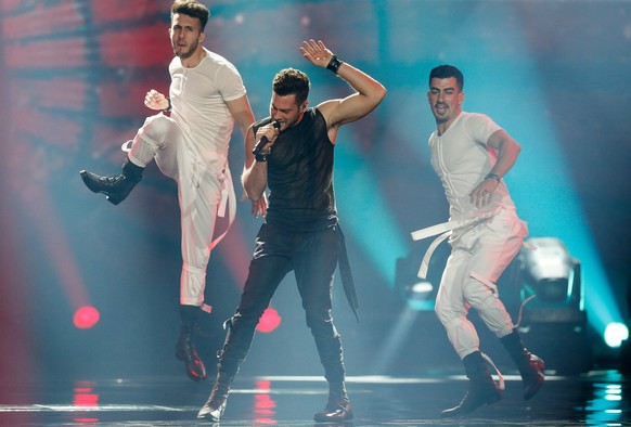 epa05955326 Imri Ziv (C) from Israel performs with the song &#039;I Feel Alive&#039; during rehearsals for the Second Semi-Final of the 62nd annual Eurovision Song Contest (ESC) at the International E ...