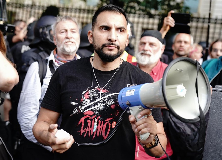 29.08.2020, Berlin: Vegan-Koch Attila Hildmann spricht vor der russischen Botschaft in Unter den Linden bei einer Demonstration gegen die Corona-Ma