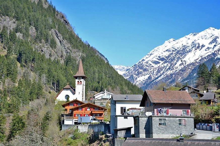 Bristen Dorf Uri Schattenlöcher