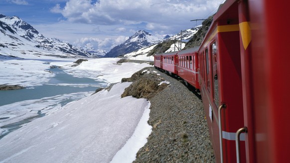 Keine Durchfahrt: Wegen starken Schneefalls ist die Berninalinie der Rhätischen Bahn (RhB) zwischen Pontresina GR und Poschiavo GR am Sonntagmorgen gesperrt worden. (Archivbild)