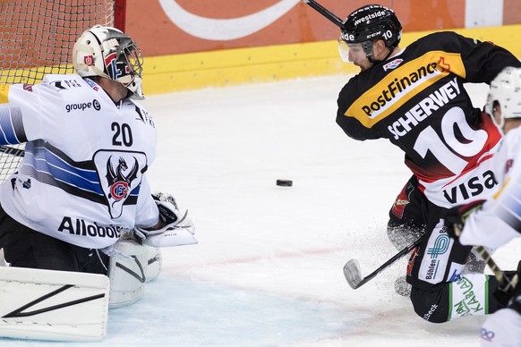 Berns Tristan Scherwey, rechts, im Duell mit Fribourgs Goalie Reto Berra im Eishockey Meisterschaftsspiel der National League zwischen dem SC Bern und dem HC Fribourg-Gotteron, am Freitag, 26. Oktober ...