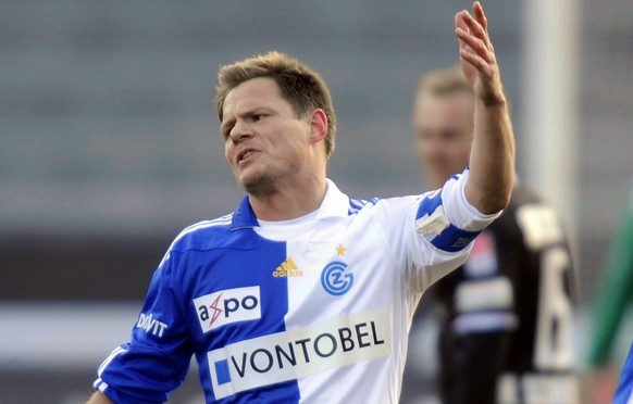 Der Zuercher Johann Vogel beim Fussballspiel der Super League Grasshoppers Club Zuerich gegen den FC Thun in Zuerich am Sonntag, 5. Februar 2012. (KEYSTONE/Walter Bieri)