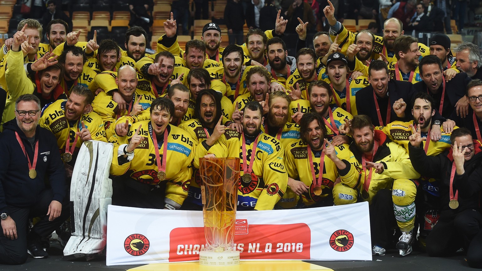 Gruppenbild mit Pokal: Der SC Bern feiert den 14. Meistertitel.<br data-editable="remove">