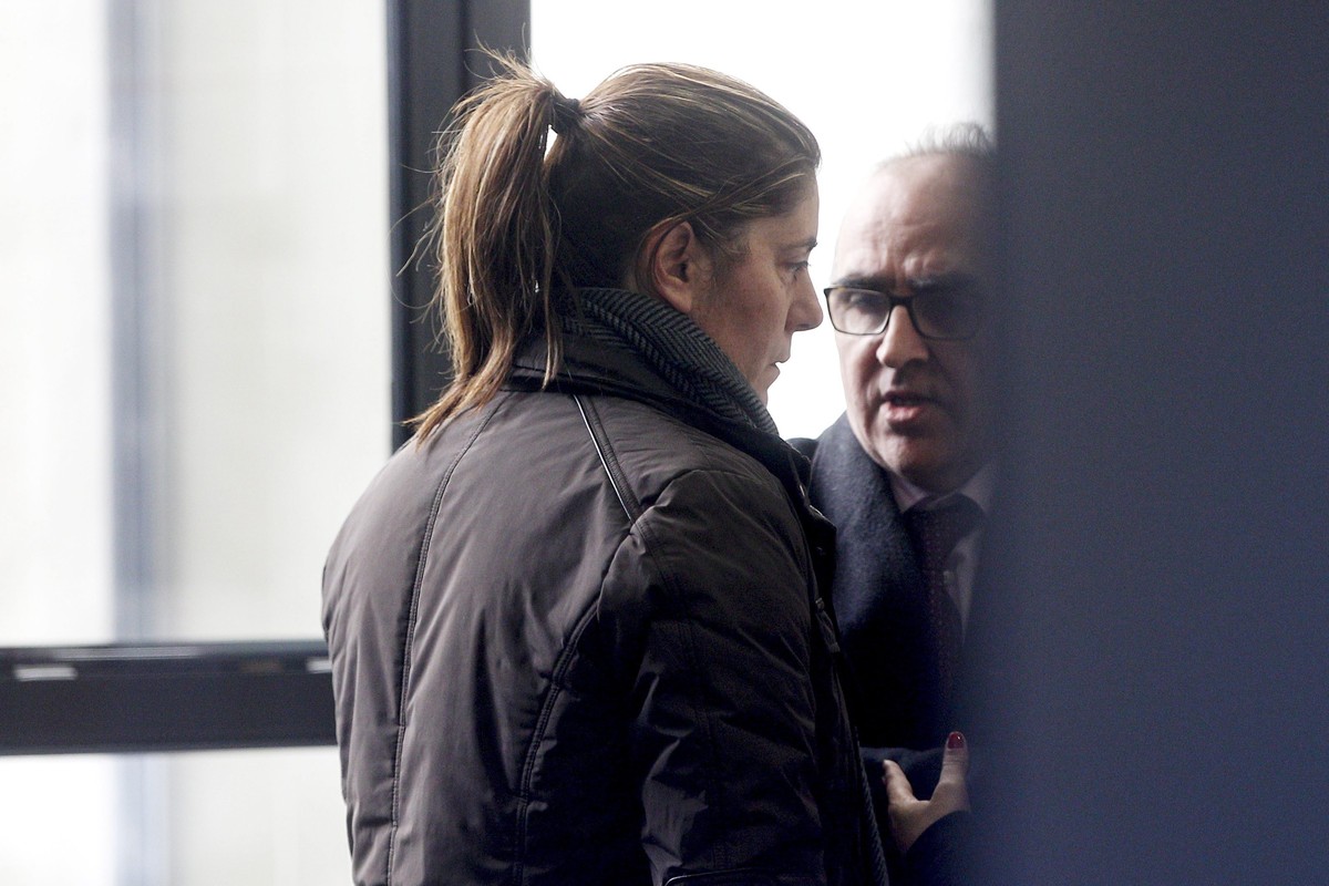 epa05667435 Marga Garau (L), wife of Fernando Blanco arrested for a scam using his young daughter's rare disease, and her lawyer Alberto Martin (R) arrive to Seu d'Urgell court to declare be ...