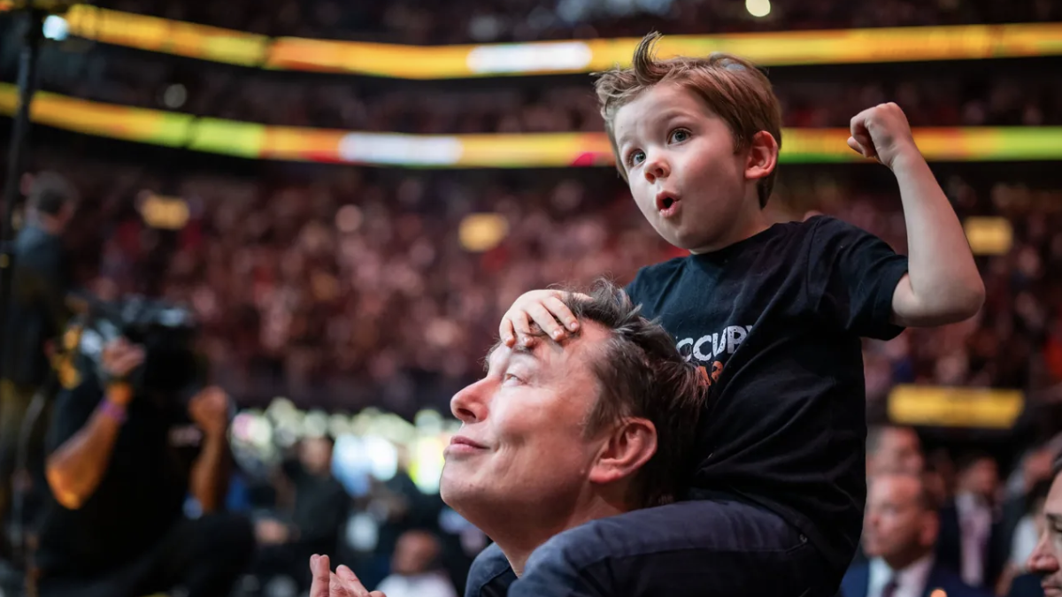 Elon Musk mit seinem Sohn bei einem Kampfsportevent.